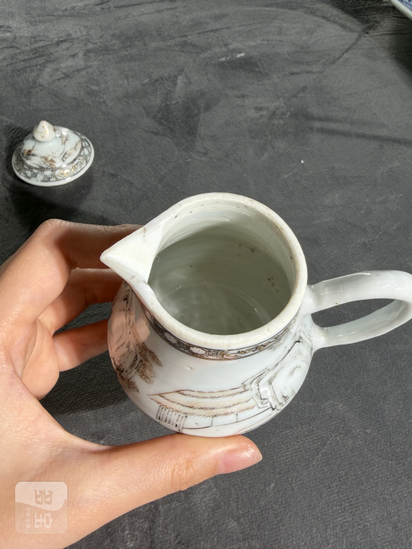 清乾隆墨彩矾红描金松下访友奶壶 - 图11